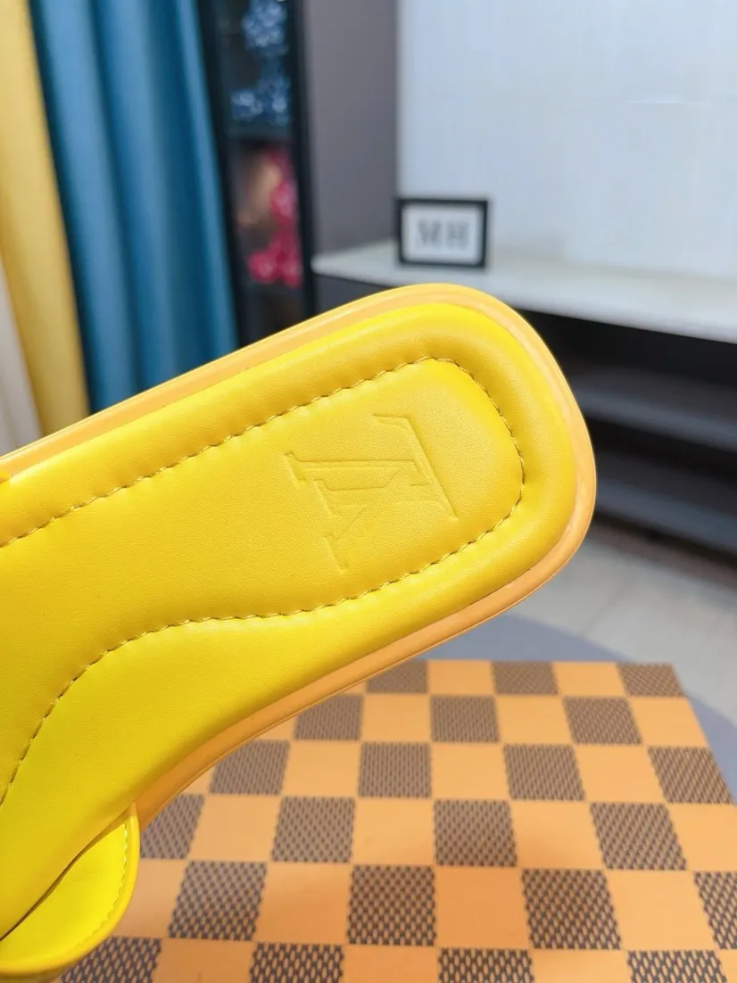 Men's shoes 💰340🌹🌹 (lv-Louis Vuitton) New men's slippers, high-end boutique, exquisite embossed logo decoration on the upper, fine workmanship, super soft soles, casual, loose and comfortable, a must-have in summer! \nsize：38-44